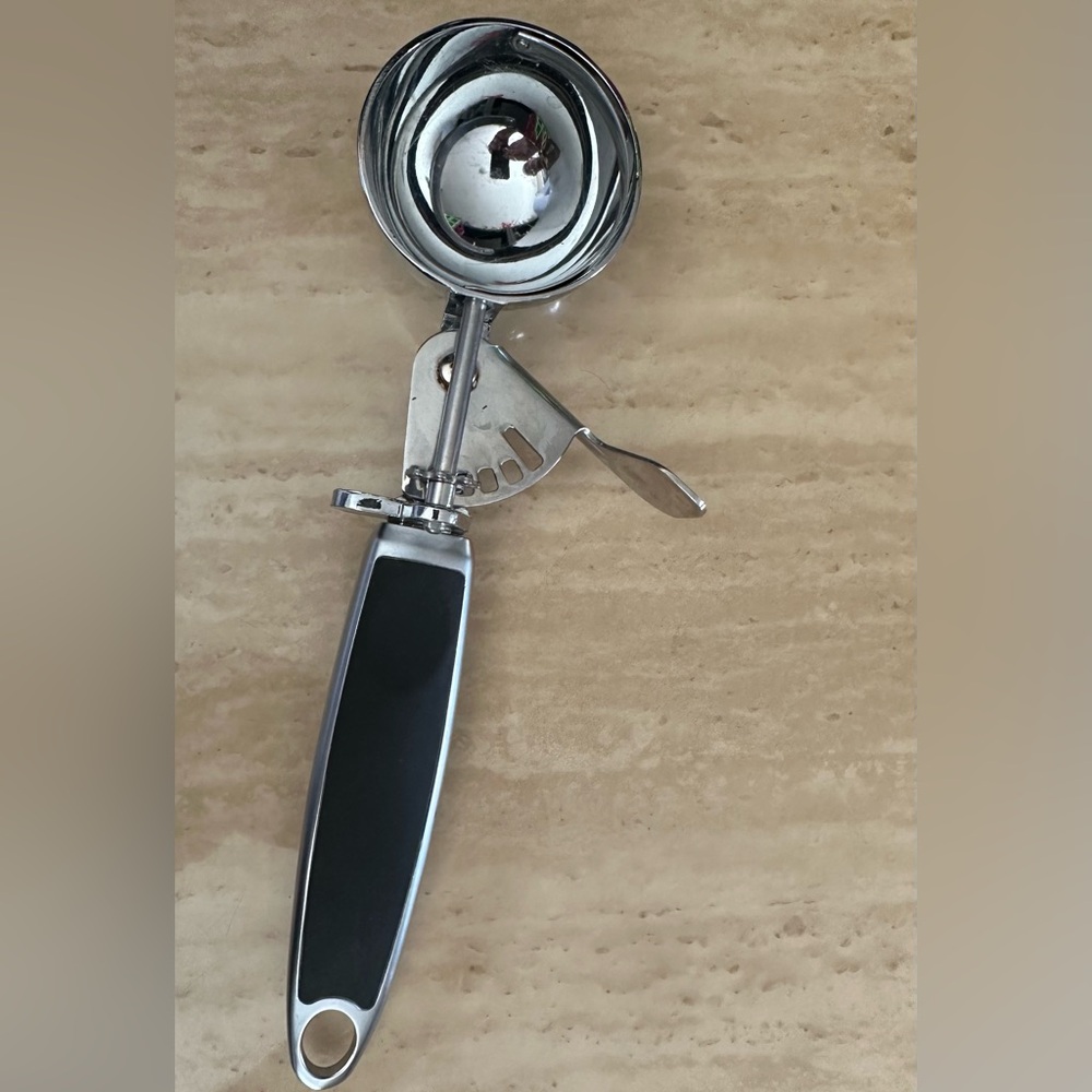 Mechanical ice cream scoop